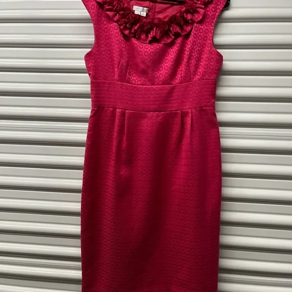 London Times Elegant Red Sleeveless Dress with Floral Accents Size 10 - Picture 4 of 7